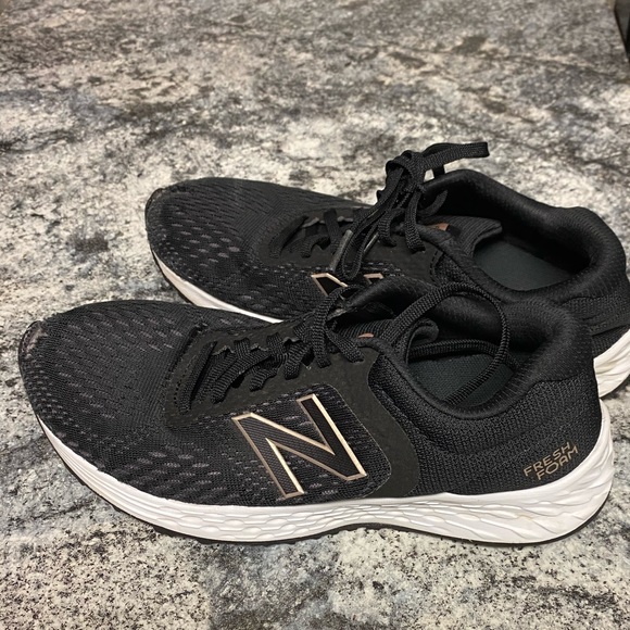 Women’s size 6 New Balance Fresh Foam Arishi shoes - Picture 6 of 8